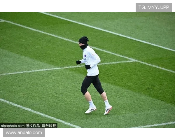 巴黎登贝莱一拿球就发动进攻，当前赛季表现波动对球队战术稳定性带来考验