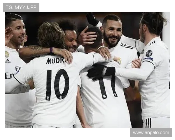 皇马陷入战术困境！强硬防守和保守策略导致致命危机，争冠之路岌岌可危。