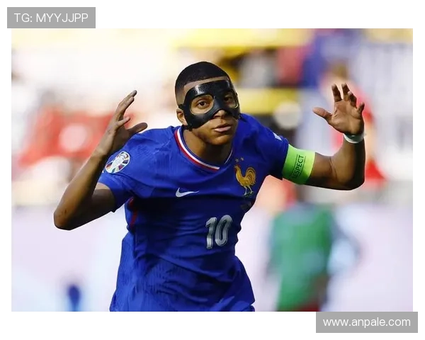 姆巴佩日常穿得像隔壁小伙儿，转身球场就是亿万人追着跑的大神